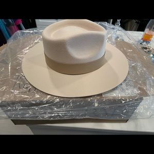 Theresa Foglia “Lynn” hat Rachel Zoe Curateur